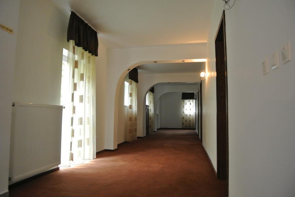 Pensiune Restaurant Piatra Craiului Дымбовичоара Экстерьер фото